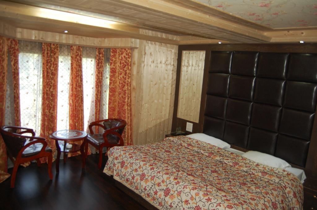 Hotel Zahgeer Continental グルマルグ 部屋 写真